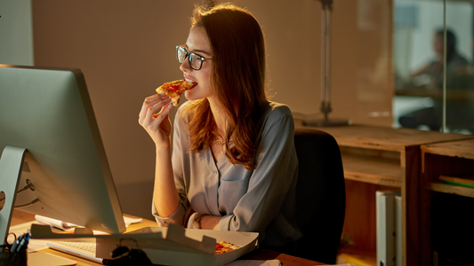 寝る前に食べると脂肪は増える？痩せる？血糖値はどうなる？